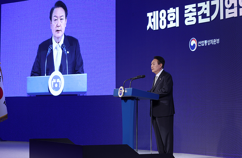 윤석열 대통령이 지난해 11월 7일 오전 서울 중구 더플라자호텔에서 열린 제8회 중견기업인의 날 기념식에서 격려사를 하고 있다. (사진=저작권자(c) 연합뉴스, 무단 전재-재배포 금지)