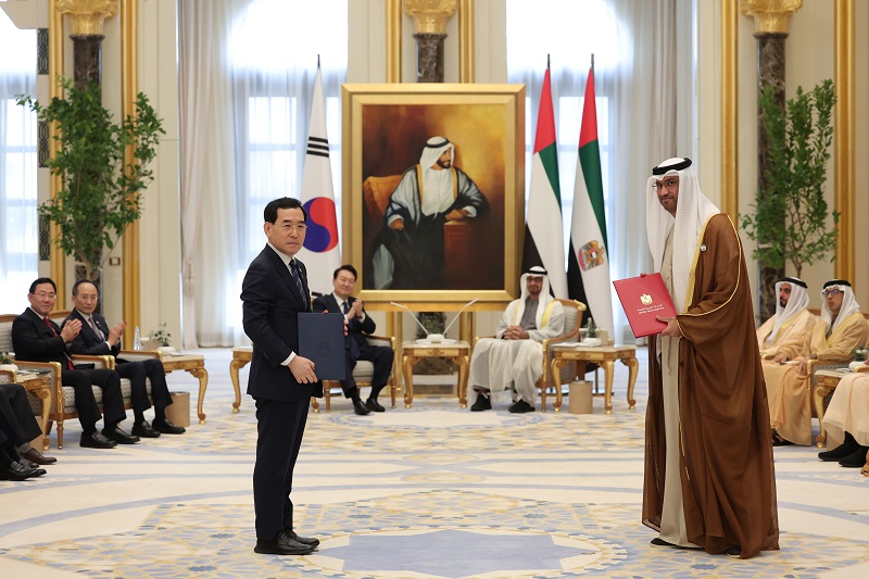 이창양 산업통상자원부 장관이 15일(현지시간) 아랍에미리트(UAE) 아부다비 대통령궁에서 열린 한-UAE 양해각서(MOU) 체결식에서 윤석열 대통령과 무함마드 빈 자예드 알 나흐얀 UAE 대통령이 지켜보는 가운데 기념촬영을 하고 있다. (사진=저작권자(c) 연합뉴스, 무단 전재-재배포 금지)