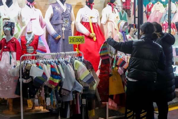 설 명절을 앞두고 서울 종로구 광장시장 한복상가에서 시민들이 자녀들이 입을 한복을 고르고 있다.(사진=저작권자(c) 뉴스1, 무단 전재-재배포 금지)