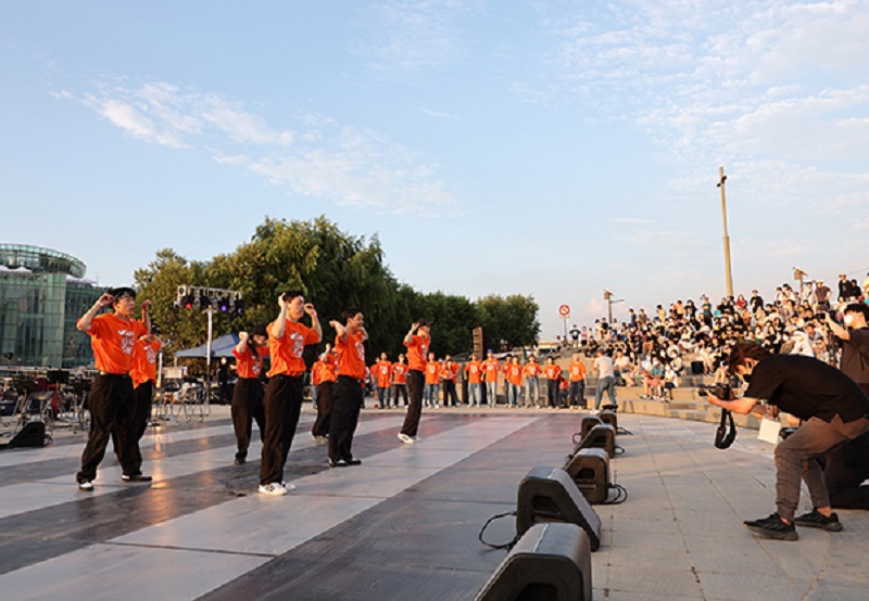 2022 서울생활예술페스티벌 COLLABO 250 사전 공개 행사에서 스트리트 댄스 공연이 펼쳐지고 있는 모습.(사진=저작권자(c) 연합뉴스, 무단 전재-재배포 금지)