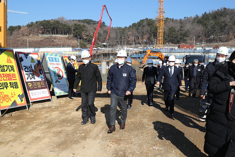 원희룡 국토부 장관이 지난 12일 건설현장 불법행위 근절 관련 간담회를 위해 경남 창원시 명곡지구 행복주택 건설현장을 찾아 공사 진행상황을 점검하고 있다.(사진=국토부)