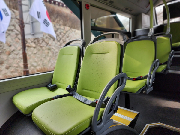 자율주행버스 탑승객은 안전벨트를 반드시 착용해야 한다.