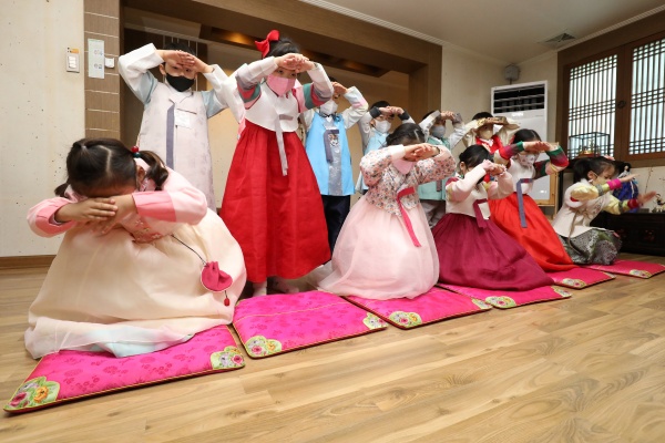 설 연휴를 이틀 앞둔 19일 오전 대구 북구 대원유치원에서 한복을 곱게 차려입은 어린이들이 세배하는 법을 배우고 있다. (사진=저작권자(c) 뉴스1, 무단 전재-재배포 금지)