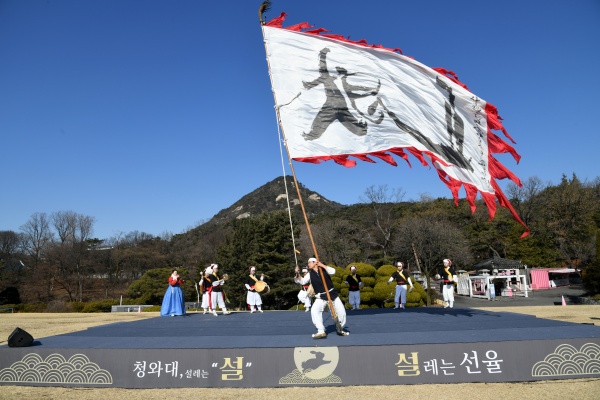 설 명절 연휴가 시작된 21일 오후 서울 종로구 청와대에서 열린 '청와대, 설레는 선율' 공연에서 한국문화재재단 예술단이 전통공연을 펼치고 있다.(사진=저작권자(c) 뉴스1, 문화재청 제공, 무단 전재-재배포 금지)