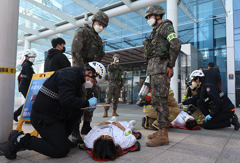 지난해 11월 23일 오후 서울 중랑구 서울의료원에서 열린 재난대응 안전한국훈련에서 화재 발생 상황을 대비한 환자 이송 훈련이 펼쳐지고 있다. (사진=저작권자(c) 연합뉴스, 무단 전재-재배포 금지)