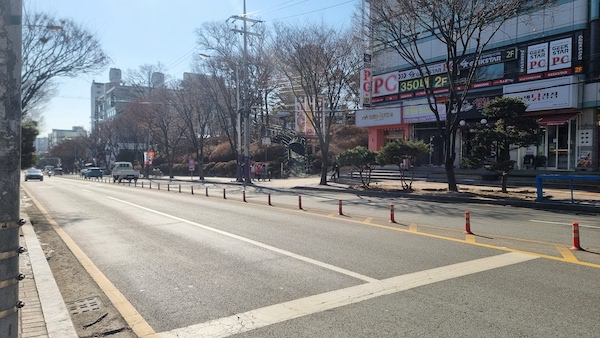 집 주변의 길거리. 점심시간임에도 불구하고 갑자기 찾아온 한파에 유동인구가 눈에 띄게 줄었다.