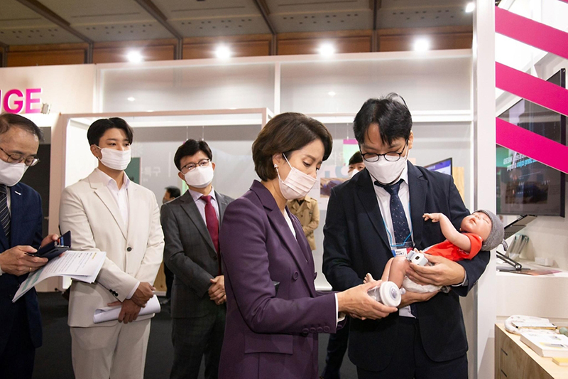 이영 중기부 장관이 지난해 10월 서울 강남구 코엑스에서 열린 ‘2022 규제자유특구 챌린지’ 개막식에 참석, 비대면 소아과 진료 서비스를 살펴보고 있다.(사진=중소벤처기업부)