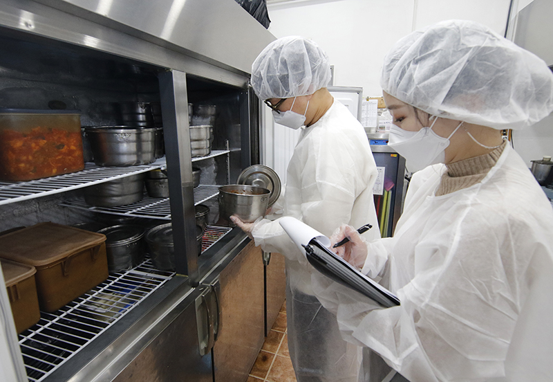 대구 동구청 식품산업과 직원들이 위생 상태 점검을 하고 있다. (사진=저작권자(c) 연합뉴스, 무단 전재-재배포 금지)