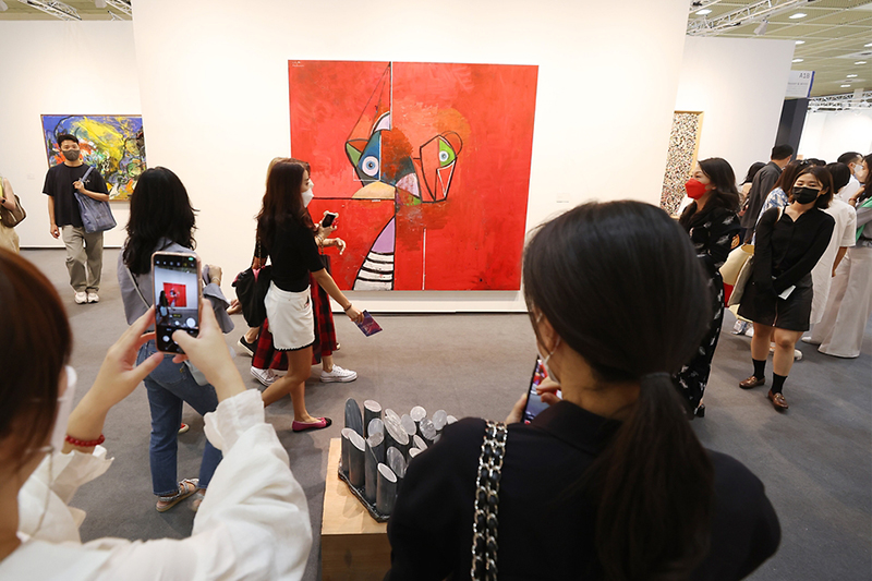 지난해 9월 서울 강남구 코엑스에서 열린 ‘프리즈’에서 관람객들이 작품을 둘러보고 있다.(사진=문화체육관광부 국민소통실)