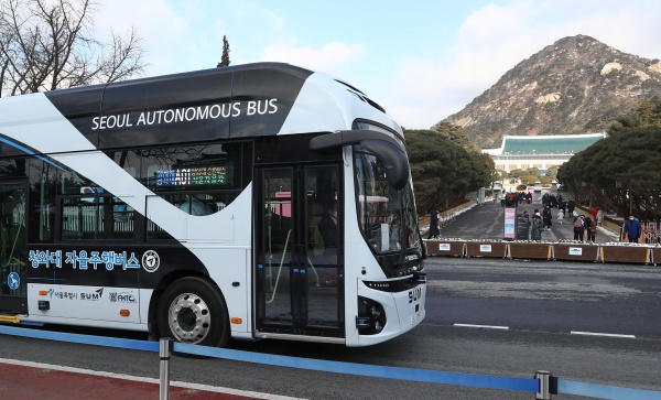 서울 종로구 청와대 인근에서 '청와대 자율주행버스'가 주행하고 있다.(사진=저작권자(c) 뉴스1, 무단 전재-재배포 금지)