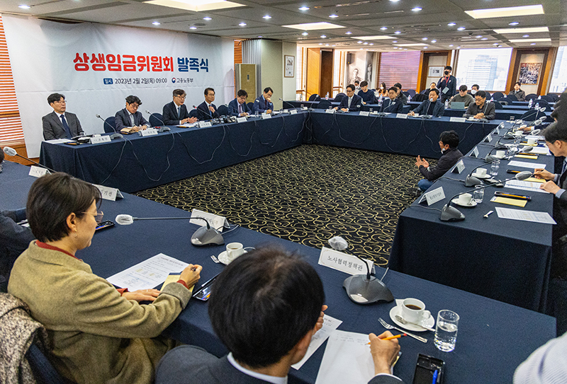2일 오전 서울 중구 프레스센터에서 열린 상생임금위원회 발족식 및 첫 회의에서 위원장을 맡은 이재열 서울대 교수가 인사말을 하고 있다. (사진=저작권자(c) 연합뉴스, 무단 전재-재배포 금지)