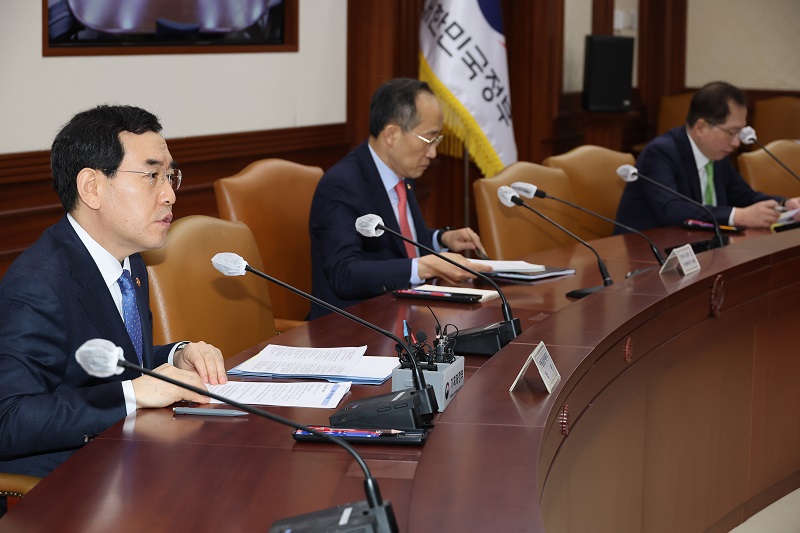 이창양 산업통상자원부 장관(왼쪽)이 3일 오전 정부서울청사에서 열린 ‘비상경제장관회의’에 참석해 발언하고 있다. (사진=산업통상자원부)