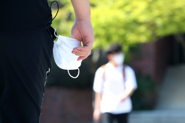 9월 23일 오후 영남대학교 경산캠퍼스에서 마스크를 벗어 손에 든 학생이 캠퍼스를 걷고 있다. 방역당국은 오는 9월 26일부터 실외 마스크 착용 의무를 전면 해제한다.(사진=저작권자(c) 뉴스1, 무단 전재-재배포 금지)