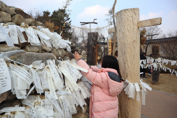 음력 1월 15일 정월대보름은 한 해의 첫 보름달이 뜨는 날이다.