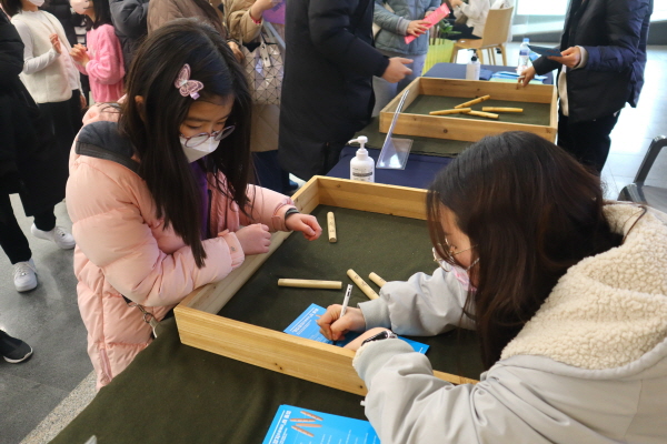 한해의 운수를 점치는 윷점을 보는 것도 세시풍속 중 하나다.