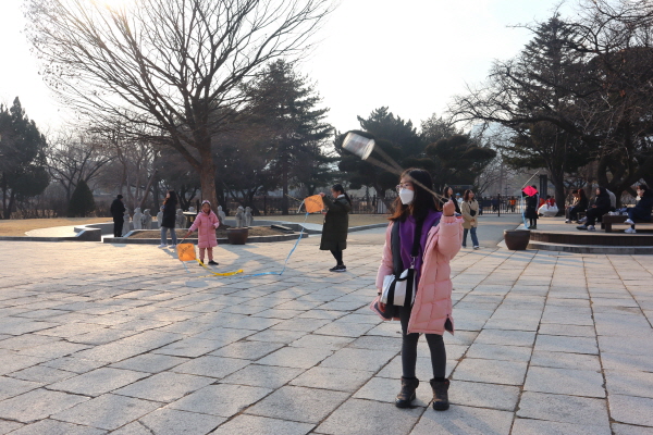 액막이연 날리고, 쥐불놀이 컵 돌리고, 직접 만든 놀이를 즐기는 아이들!