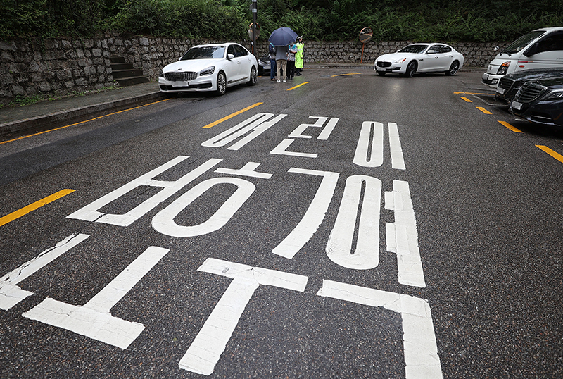 서울 강남구 압구정초등학교 인근에서 강남구청 관계자와 경찰이 어린의보호구역에서 주차 단속을 하고 있다. (사진=저작권자(c) 연합뉴스, 무단 전재-재배포 금지)