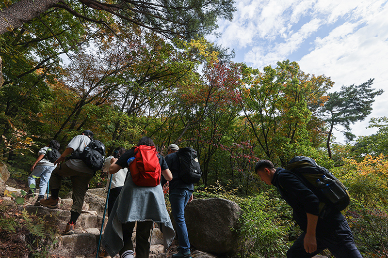 서울 강북구 북한산국립공원을 찾은 등산객들이 산을 오르고 있다.(사진=저작권자(c) 연합뉴스, 무단 전재-재배포 금지)