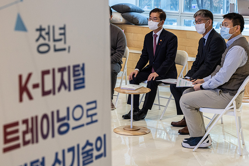 &#8216;K-&#46356;&#51648;&#53560; &#53944;&#47112;&#51060;&#45789;&#8217; &#54984;&#47144; &#44592;&#44288;&#51012; &#48169;&#47928;&#54620; &#51060;&#51221;&#49885; &#44256;&#50857;&#45432;&#46041;&#48512; &#51109;&#44288;. (&#49324;&#51652;=&#51200;&#51089;&#44428;&#51088;(c) &#50672;&#54633;&#45684;&#49828;, &#47924;&#45800; &#51204;&#51116;-&#51116;&#48176;&#54252; &#44552;&#51648;)