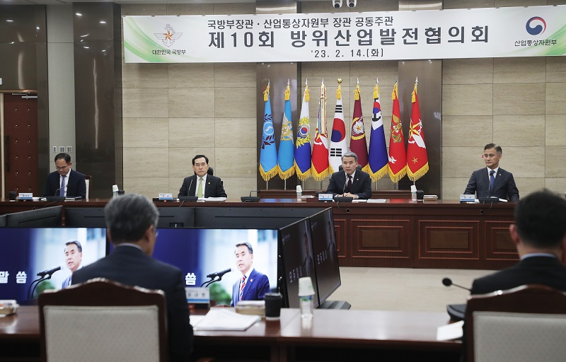 이종섭 국방부장관과 이창양 산업통상자원부 장관이 14일 오후 서울 용산구 국방부 대회의실에서 열린 제10회 방위산업발전협의회를 공동 주재하고 있다. (사진=국방부)