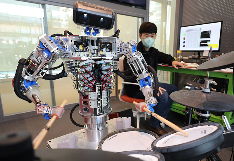 KIST AI·로봇연구소 오픈랩에 소개된 드럼 연주 로봇. (사진=저작권자(c) 연합뉴스, 무단 전재-재배포 금지)