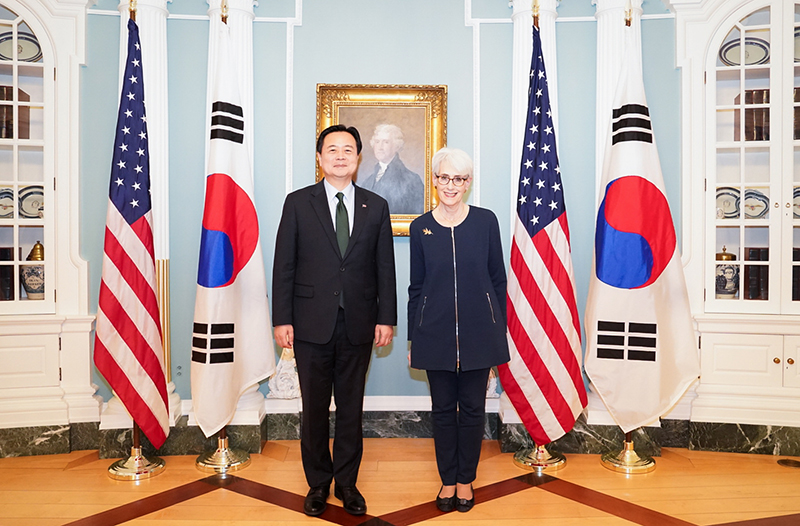 미국을 방문 중인 조현동 외교부 제1차관이 14일(현지시간) 웬디 셔먼 미국 국무부 부장관과 회담했다. (사진=외교부)