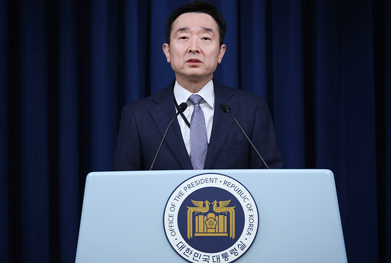 이도운 대통령실 대변인이 17일 오후 서울 용산 대통령실 청사에서 열린 브리핑에서 “윤석열 대통령이 전세사기가 서민과 청년층을 대상으로 한 악덕 범죄인 만큼 제도 보완과 철저한 단속을 하라고 지시했다”고 밝히고 있다. (사진=저작권자(c) 연합뉴스, 무단 전재-재배포 금지)
