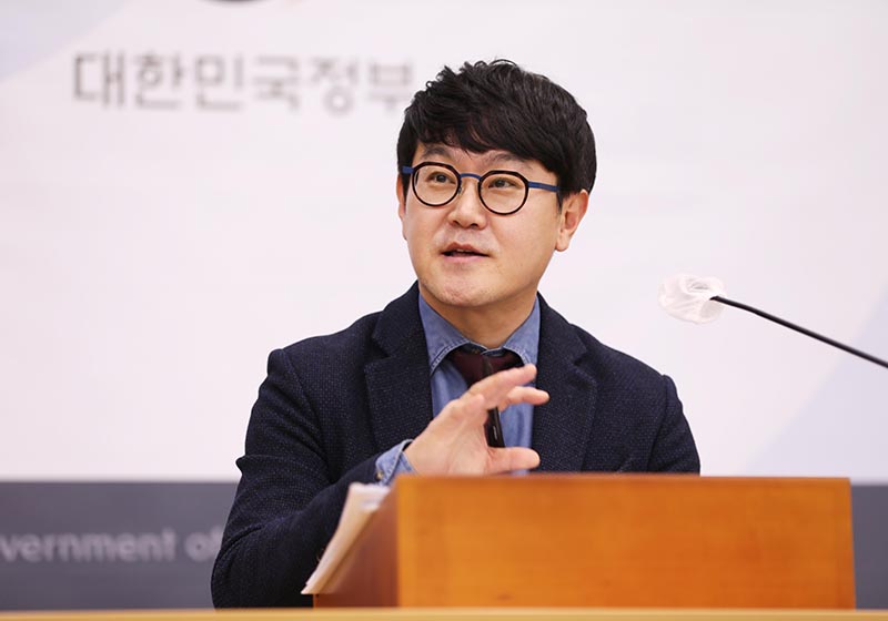 유승주 인사혁신처 인재채용국장이 21일 정부세종청사에서 ‘공무원 인재상 정립’에 관한 브리핑을 하고 있다. (사진=인사혁신처)