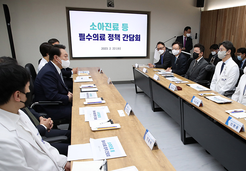 윤석열 대통령이 22일 서울 종로구 서울대학교어린이병원에서 열린 소아진료 등 필수의료 정책 간담회에서 발언하고 있다. (사진=저작권자(c) 연합뉴스, 무단 전재-재배포 금지)