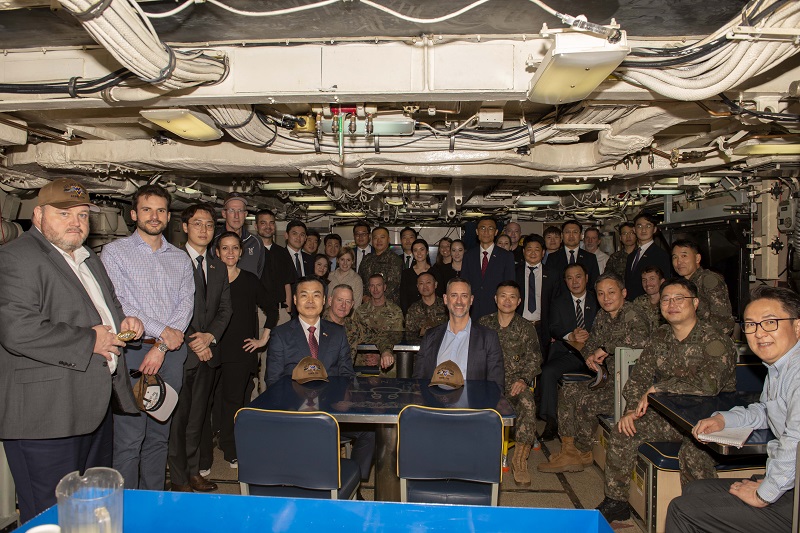 한미 대표단이 23일 미 해군 SSBN 웨스트버지니아함 내부에서 핵잠수함 관계자로부터 대한 브리핑을 받고 있다.