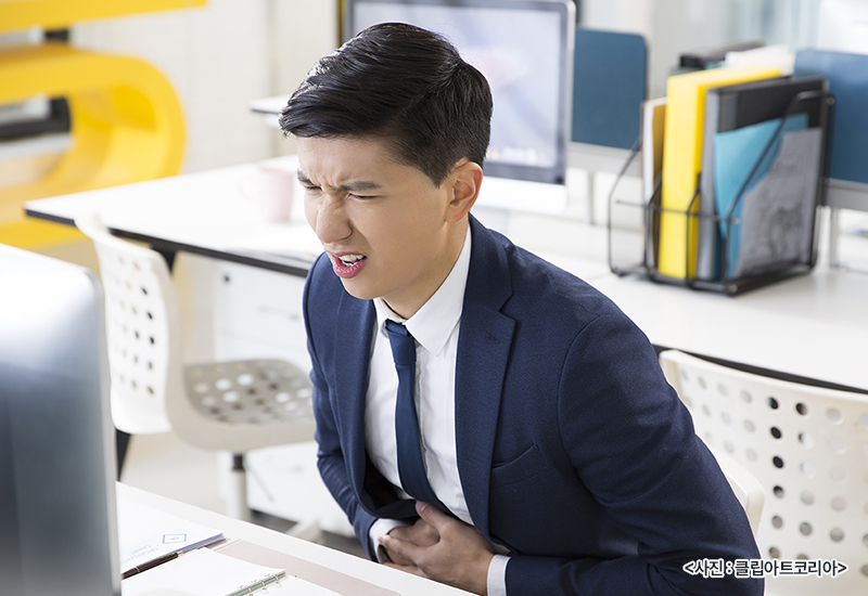 복통으로 힘들어하는 남자.