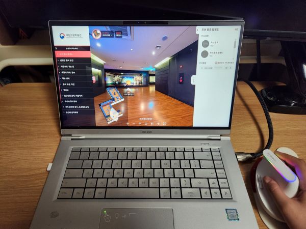 아이가 저녁시간에 온라인 박물관에 입장해서 전시실을 둘러보고 있다.