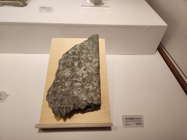 박물관 전시실에 가면 유물 옆에 있는 설명문이 작아서 읽기 어렵다.