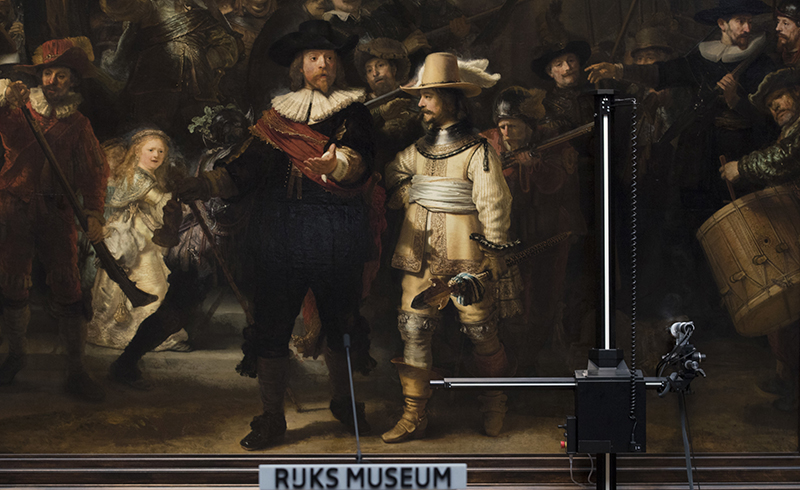 네덜란드 암스테르담의 국립미술관에 전시된 렘브란트의 명작 <야경'(The Night Watch)> 앞에 그림 분석 장비가 설치돼 있다. (사진=저작권자(c) 연합뉴스, 무단 전재-재배포 금지)