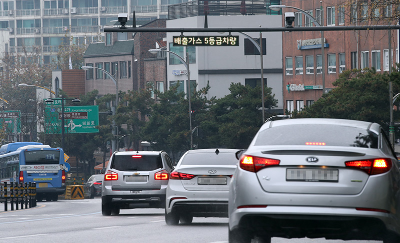 서울 종로구에서 배출가스 5등급 차량에 대한 단속카메라가 운영되고 있는 모습.(사진=저작권자(c) 연합뉴스, 무단 전재-재배포 금지)