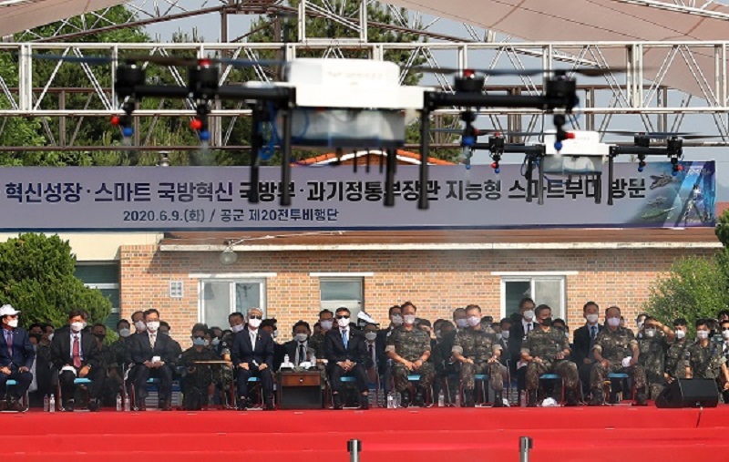 충남 서산 공군 제20전투비행단에서 열린 지능형 스마트 부대 시연 행사에서 안티드론 작전이 펼쳐지는 모습. (사진=저작권자(c) 연합뉴스, 무단 전재-재배포 금지)