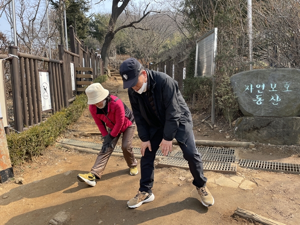 산행 전, 스트레칭을 하고 있는 부모님.