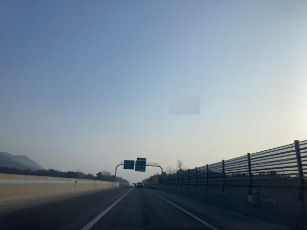 출근 길 풍경. 사진에는 잘 나타나지 않았지만 실제로는 미세먼지가 아주 심해 평소 잘 보이던 먼 산들이 거의 보이지 않았다.