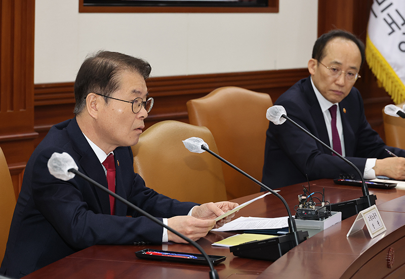 이정식 고용노동부 장관이 8일 정부서울청사에서 열린 비상경제장관회의에 참석해 발언하고 있다. (사진=저작권자(c) 연합뉴스, 무단 전재-재배포 금지)