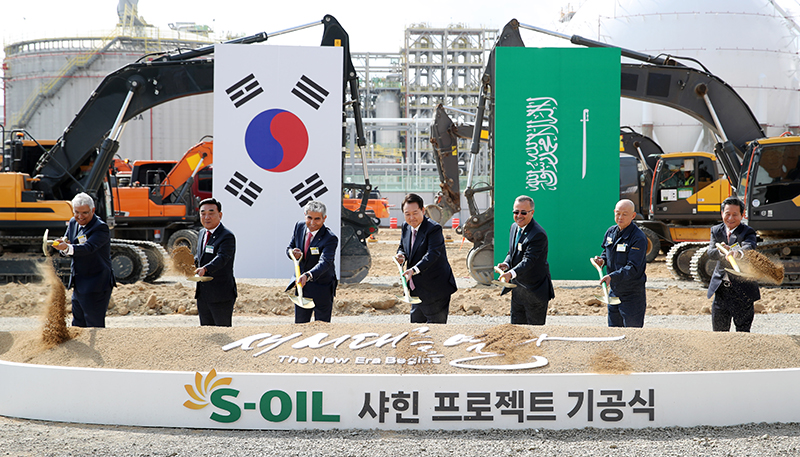 윤석열 대통령이 9일 울산광역시 울주군 온산국가산업단지에서 열린 에쓰오일(S-OIL) 샤힌 프로젝트 기공식에서 시삽을 하고 있다. (사진=저작권자(c) 연합뉴스, 무단 전재-재배포 금지)