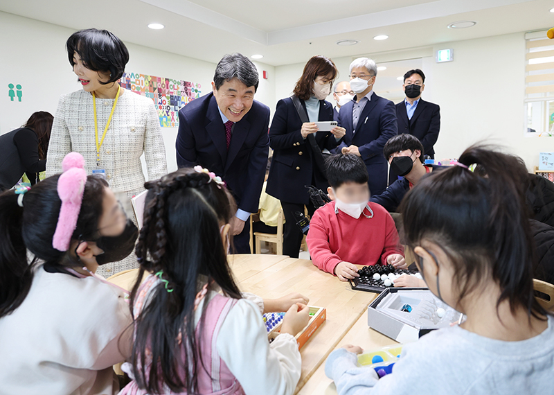 이주호 사회부총리 겸 교육부 장관이 지난달 6일 서울 송파구 송파위례유치원을 방문, ‘유보통합 추진을 위한 현장방문 및 간담회’에 앞서 수업 중인 어린이들과 인사하고 있다. (사진=교육부)