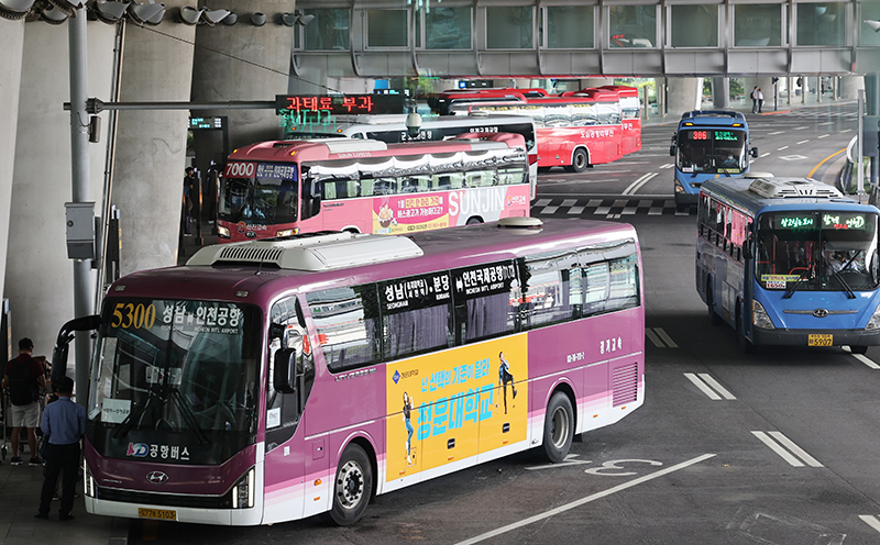 영종도 인천국제공항 1터미널의 공항버스 승강장.(사진=저작권자(c) 연합뉴스, 무단 전재-재배포 금지)