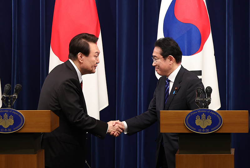 1박 2일 일정으로 일본을 방문한 윤석열 대통령이 16일 오후 일본 도쿄 총리 관저에서 기시다 후미오 일본 총리와 공동 기자회견을 마친 뒤 악수하고 있다. (사진=저작권자(c) 연합뉴스, 무단 전재-재배포 금지)