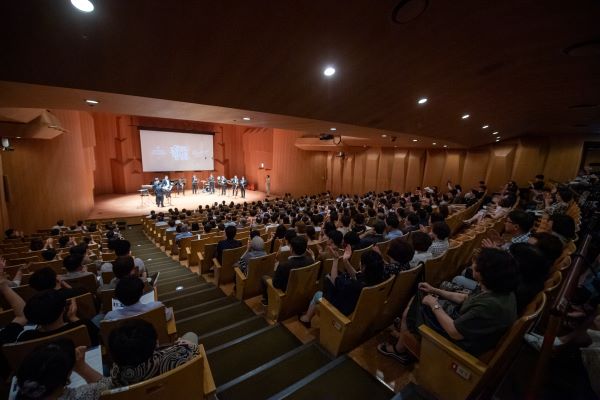 드림위드앙상블 악단들이 무대에서 공연하고 있다.(사진=드림위드앙상블)