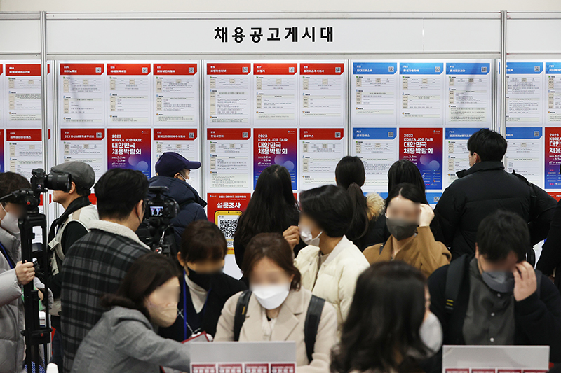 2일 서울 서초구 aT센터에서 열린 ‘2023 대한민국 채용박람회’를 찾은 구직자들이 채용 정보를 알아보고 있다.(사진=저작권자(c) 연합뉴스, 무단 전재-재배포 금지)