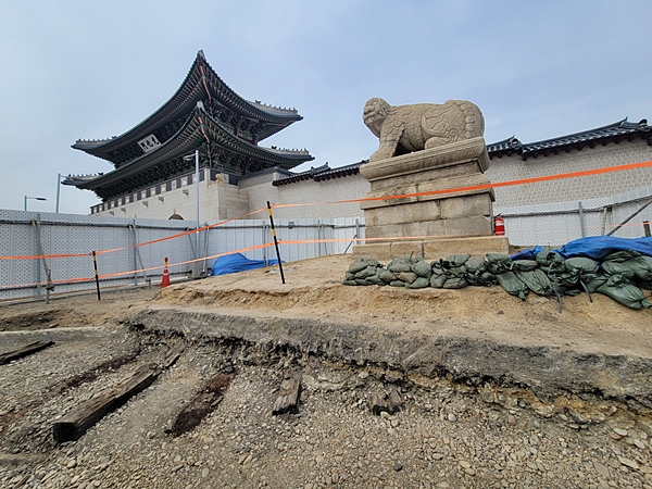 경복궁 앞 해치(해태)상 역시 아직 제자리를 찾지 못하고 있다.