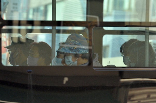 대중교통 마스크 착용 해제 첫 날인 20일 오전 경북 포항시 죽도시장에서 시내버스를 탄 시민들이 마스크를 착용하고 있다.(사진=저작권자(c) 뉴스1, 무단 전재-재배포 금지)