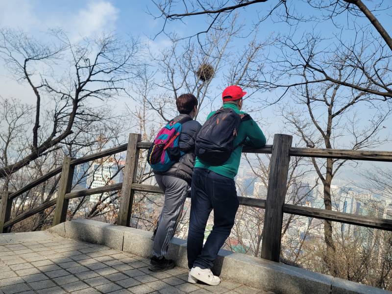 시각장애인분은 40대 남성이셨다. 등산로의 계단은 폭과 높이가 일정하지 않아 계속해서 안내를 해 드렸다. 좌측이 내 모습이다.