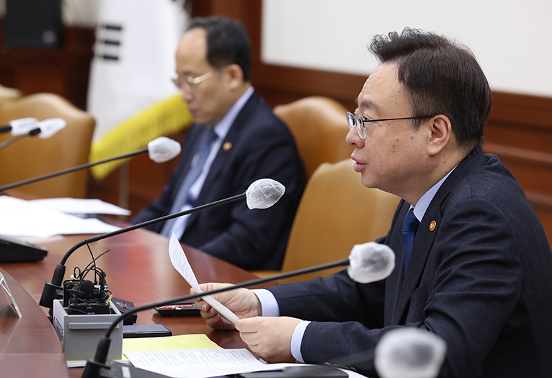 조규홍 보건복지부 장관이 24일 오전 서울 종로구 정부서울청사에서 열린 비상 경제장관회의 겸 수출 투자대책 회의에 참석해 발언하고 있다. (사진=저작권자(c) 연합뉴스, 무단 전재-재배포 금지)