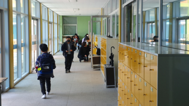 초등학교 하교시간, 아이들은 학교가 끝나면 더 바빠진다.